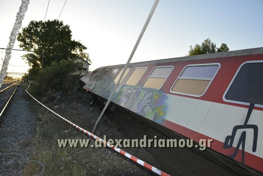 Εκτροχιασμός τρένου: Στο σκοτάδι οι έρευνες για τα αίτια της τραγωδίας - Τρεις οι νεκροί (pics+vids)