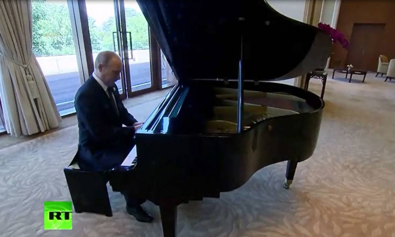 Ο πολυτάλαντος κ. Πούτιν: «Σκότωσε» την ώρα του παίζοντας πιάνο έως τη συνάντηση με τον Σι Τζινπίνγκ