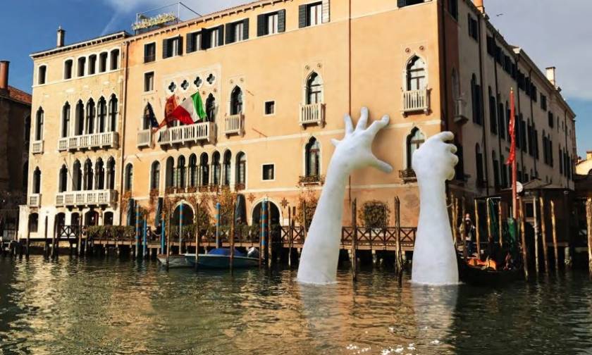 Support: Το εντυπωσιακό γλυπτό που σόκαρε τη Βενετία (Pics)