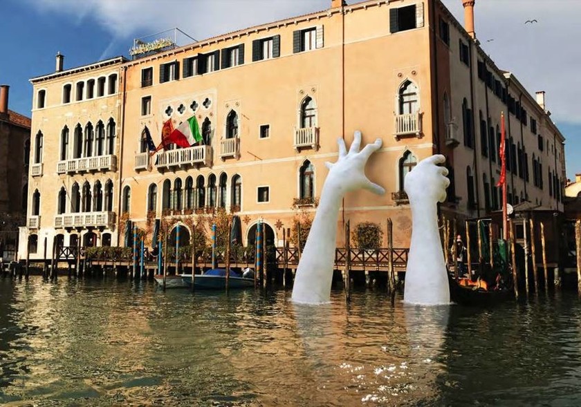 Support: Το εντυπωσιακό γλυπτό που σόκαρε τη Βενετία (Pics)