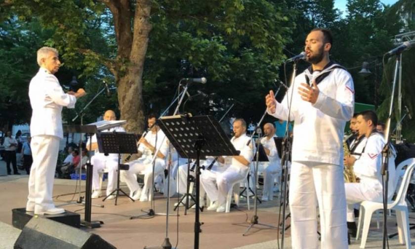 Συγκίνηση: Μπάντα του Ναυτικού αφιέρωσε τραγούδι στους νεκρούς αξιωματικούς του μοιραίου Χιούι (vid)