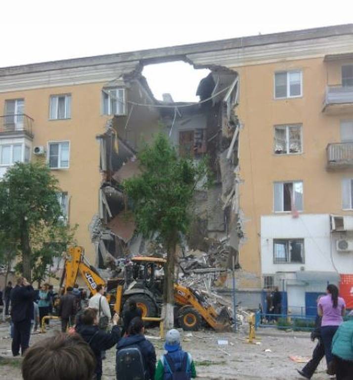 Ρωσία: Τουλάχιστον δύο νεκροί από έκρηξη σε πολυκατοικία (pics+vid)