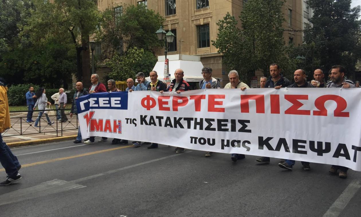 Απεργία: Αυτά είναι τα πανό που έκλεψαν την παράσταση στο κέντρο της Αθήνας (pics)