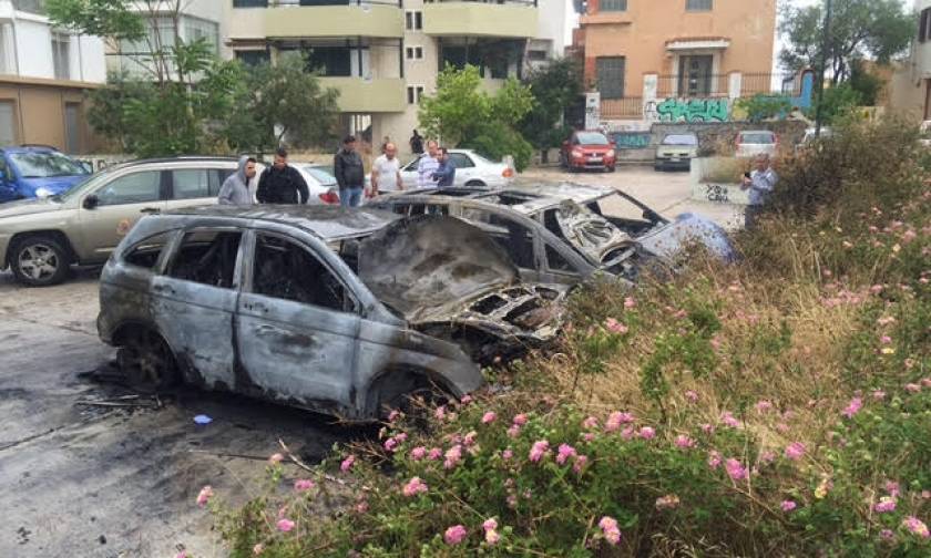Λόφος Στρέφη: Καταστράφηκαν ολοσχερώς δύο αυτοκίνητα μετά από πυρκαγιά (pics)