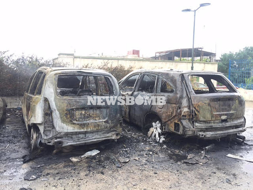 Λόφος Στρέφη: Καταστράφθηκαν ολοσχερώς δύο αυτοκίνητα μετά από πυρκαγιά (pics)