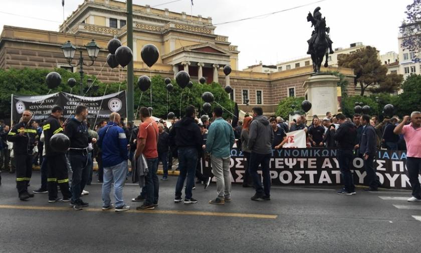Απεργία: Στους δρόμους οι ένστολοι - Επιχείρησαν να μπουν στην Βουλή (pics+vids)