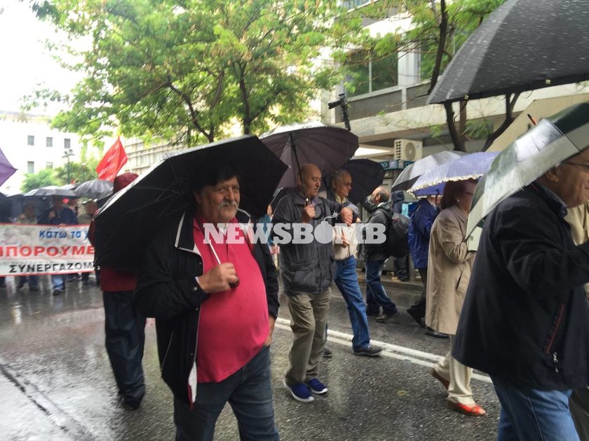 Υπό βροχή η πορεία των συνταξιούχων στο κέντρο της Αθήνας (photos)