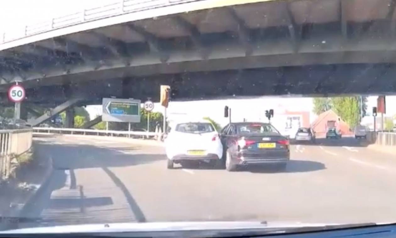Viral: Η παράξενη στιγμή που δύο αυτοκίνητα τρακάρουν πάνω σε στροφή – Ποιος όμως φταίει; (Vid)