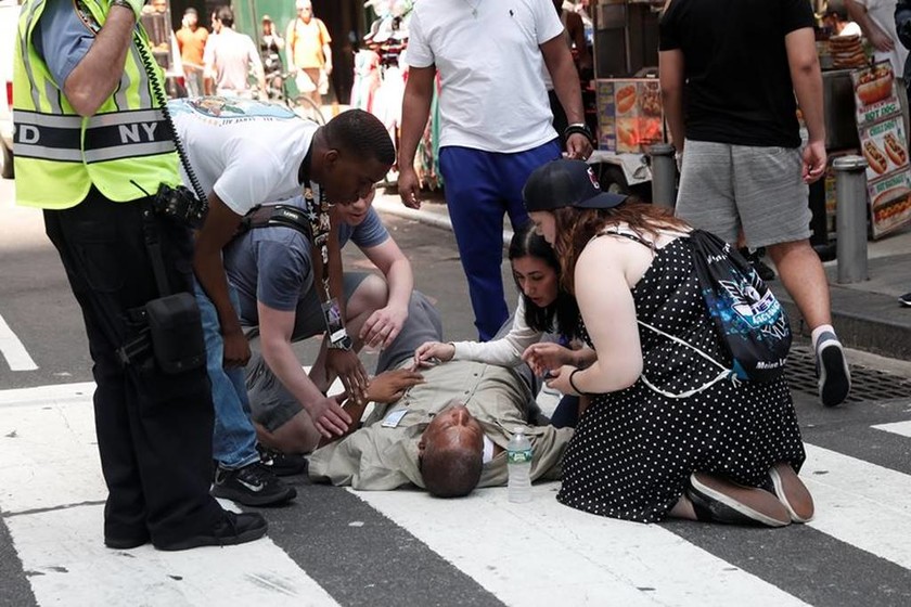 Συναγερμός στη Νέα Υόρκη: Αυτοκίνητο έπεσε σε πεζούς - Τουλάχιστον ένας νεκρός (pics)