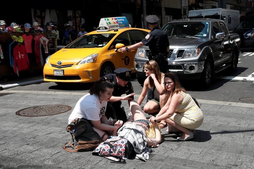 Συναγερμός στη Νέα Υόρκη: Αυτοκίνητο έπεσε σε πεζούς - Τουλάχιστον ένας νεκρός (pics)