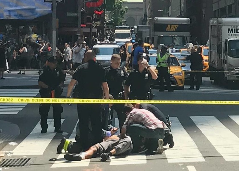 Νέα Υόρκη: Σοκαριστικές φωτογραφίες από το σημείο όπου αυτοκίνητο έπεσε σε πεζούς