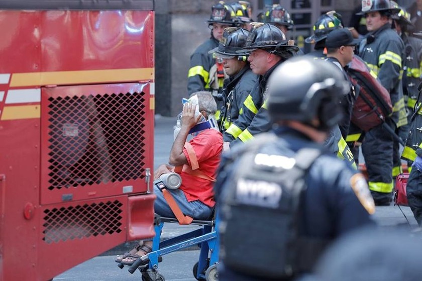 Νέα Υόρκη: Σοκαριστικές φωτογραφίες από το σημείο όπου αυτοκίνητο έπεσε σε πεζούς