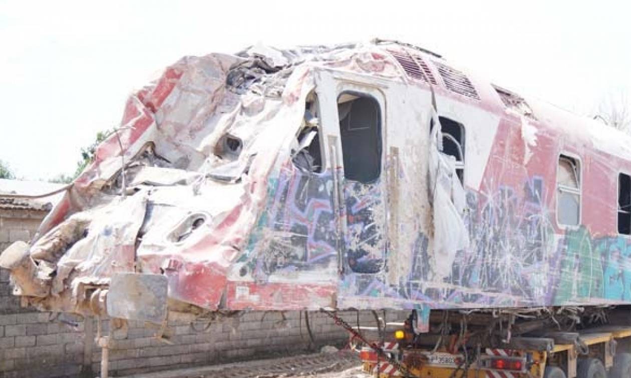 Επίλογος στη σιδηροδρομική τραγωδία: Ανασύρθηκε η μοιραία μηχανή (pics+vid)