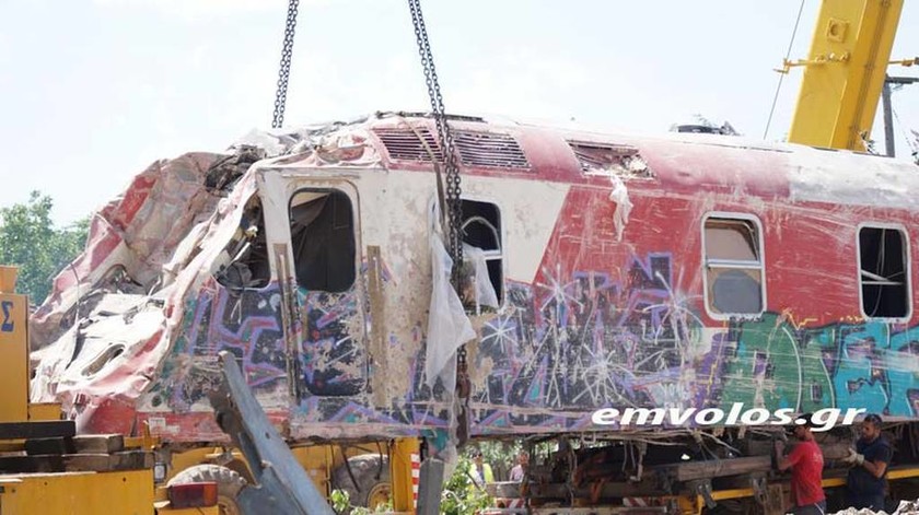 Επίλογος στη σιδηροδρομική τραγωδία: Ανασύρθηκε η μοιραία μηχανή (pics+vid) 