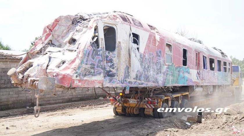 Επίλογος στη σιδηροδρομική τραγωδία: Ανασύρθηκε η μοιραία μηχανή (pics+vid) 