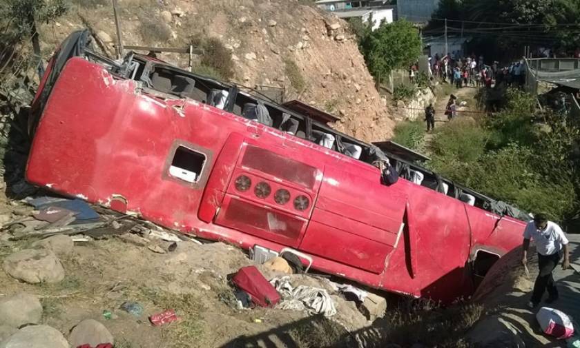 Μεξικό: 12 νεκροί από την πτώση λεωφορείου σε χαράδρα