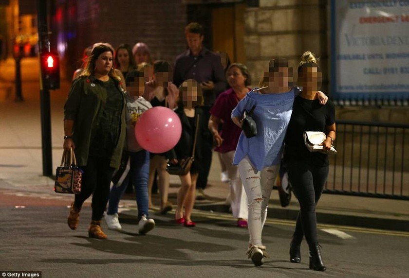 Manchester Live: Οι πρώτες φωτογραφίες από τα θύματα το μακελειού (pics+vids)