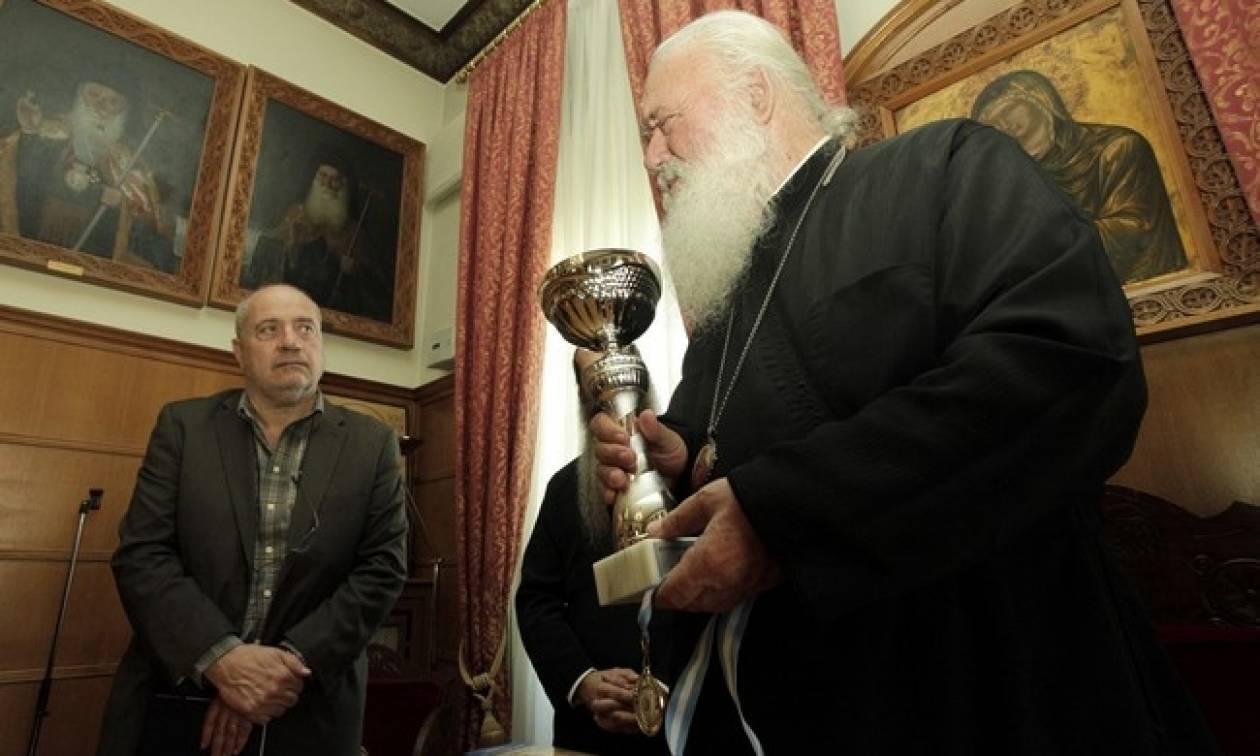 Η ομάδα μπάσκετ της Αρχιεπισκοπής έδωσε το κύπελο στον Ιερώνυμο (pics)