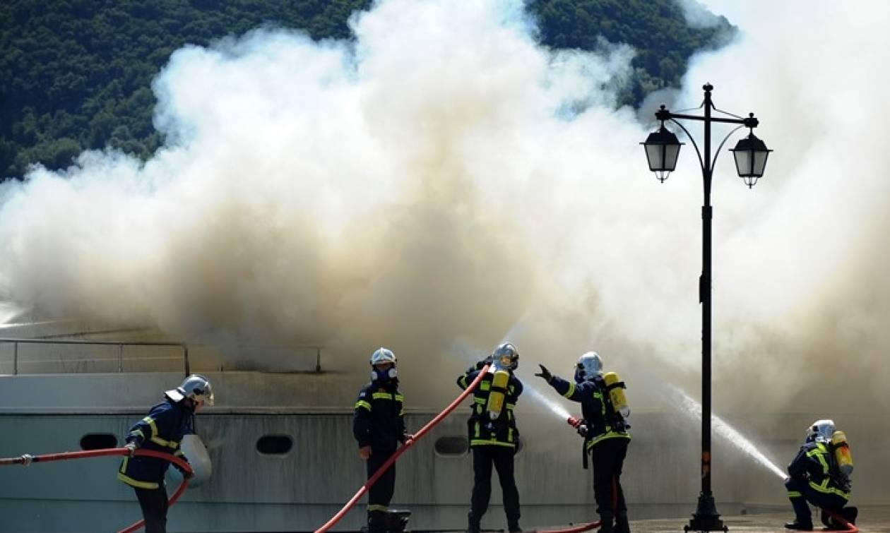 Συναγερμός στο Πέραμα: Φωτιά σε θαλαμηγό