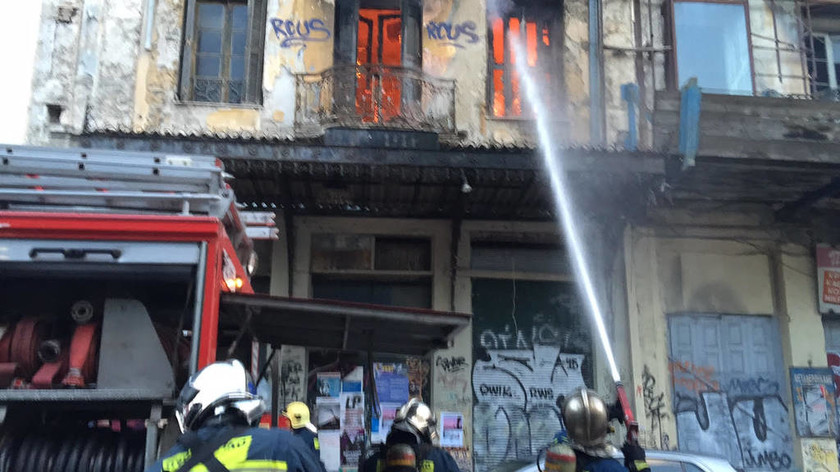ΤΩΡΑ: Μεγάλη πυρκαγιά σε σπίτι στο κέντρο της Αθήνας (pics&vid)