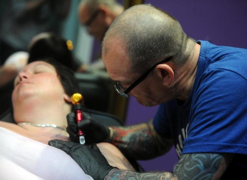 Επίθεση Μάντσεστερ: Συγκλονίζει η μητέρα που έκανε τατουάζ για τη νεκρή κόρη της (pics)