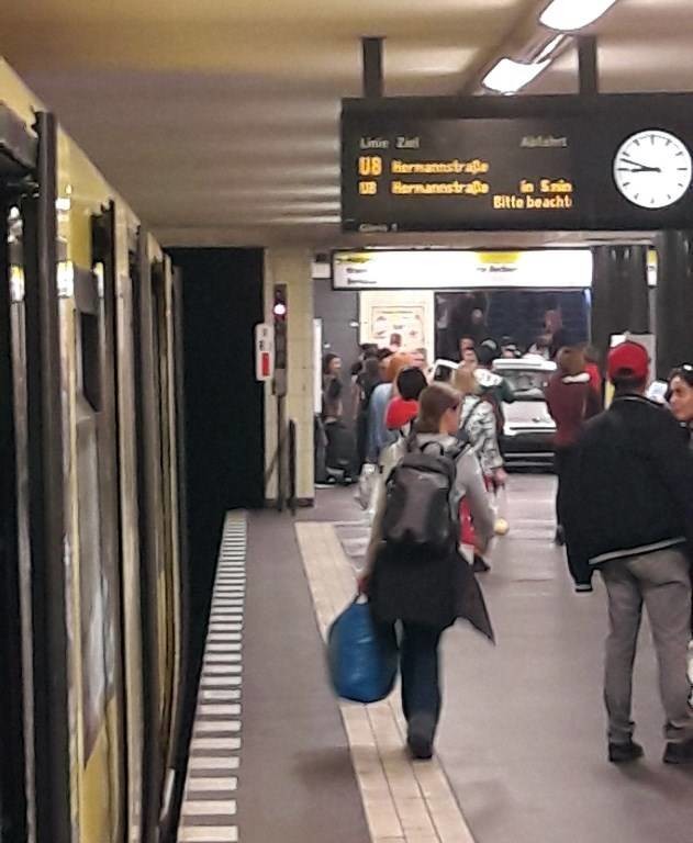 Απίστευτο: Αυτοκίνητο «όρμηξε» στο μετρό του Βερολίνου - Έξι τραυματίες (pics)