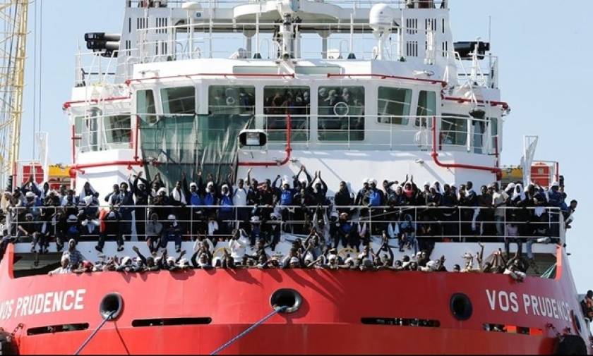 Στη Νάπολη πλοίο των Γιατρών χωρίς σύνορα με 1.444 μετανάστες λόγω G7