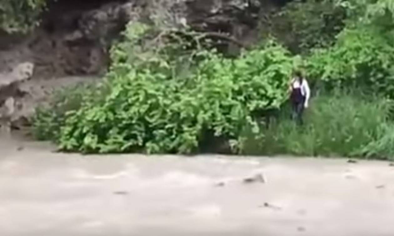 Βίντεο σοκ: 15χρονη πέφτει σε ορμητικό ποτάμι για τη «Μπλε Φάλαινα»