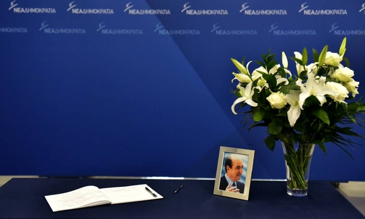 Κηδεία Μητσοτάκη: Ουρές πολιτών για να υπογράψουν στο βιβλίο συλλυπητηρίων