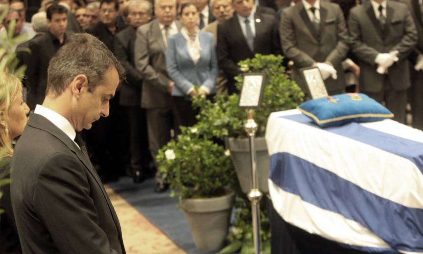 Μητσοτάκης κηδεία: Συντετριμμένος ο Κυριάκος αποχαιρετά τον πατέρα του, Κωνσταντίνο Μητσοτάκη (vid)