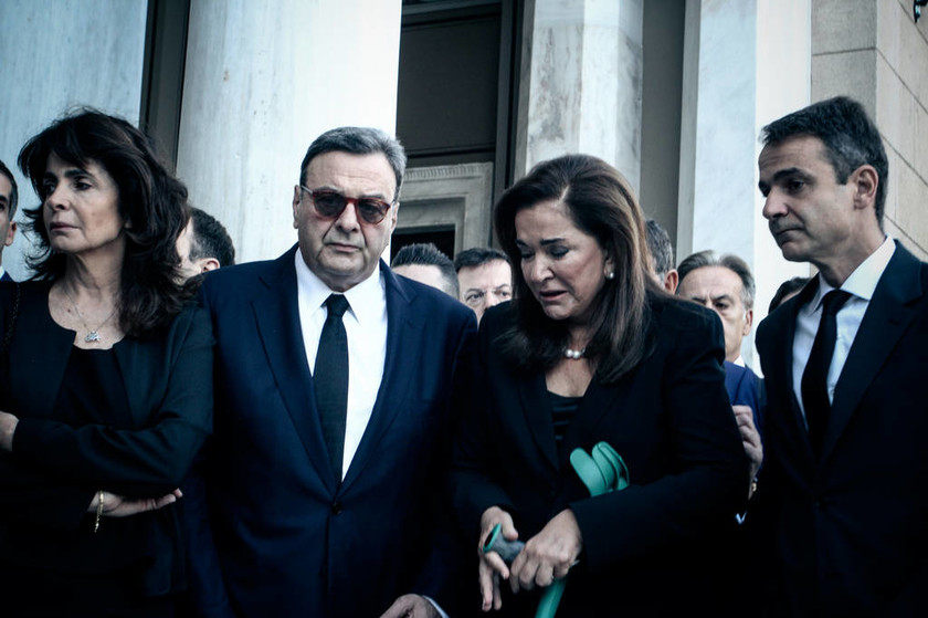 Μητσοτάκης κηδεία: Συντετριμμένος ο Κυριάκος αποχαιρετά τον πατέρα του, Κωνσταντίνο Μητσοτάκη