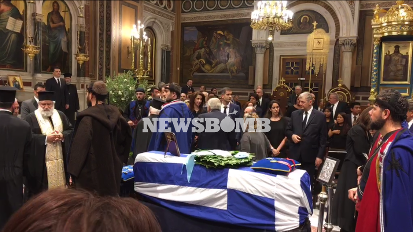 Μητσοτάκης κηδεία: Στην Ιερά Μητρόπολη Αθηνών ο τέως βασιλιάς Κωνσταντίνος (vid+pics)