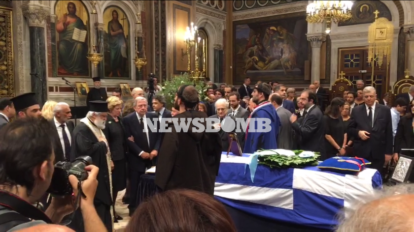 Μητσοτάκης κηδεία: Στην Ιερά Μητρόπολη Αθηνών ο τέως βασιλιάς Κωνσταντίνος (vid+pics)