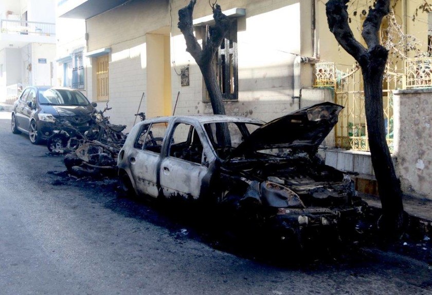 Εικόνες καταστροφής στο Ηράκλειο: Έκαψαν αυτοκίνητα και μηχανάκια (pics)