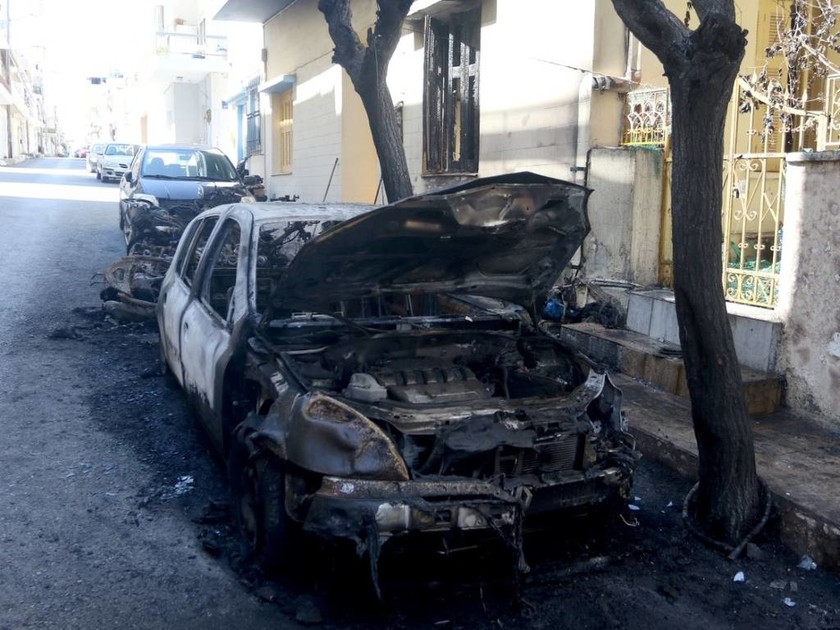 Εικόνες καταστροφής στο Ηράκλειο: Έκαψαν αυτοκίνητα και μηχανάκια (pics)