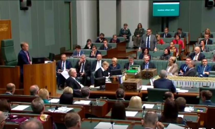 Και ξαφνικά στη Βουλή της Αυστραλίας άρχισαν να μιλούν ελληνικά – Δείτε τι συνέβη (Vids)