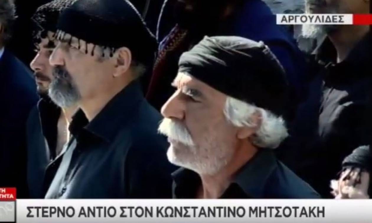 Ανατριχίλα: Οι Κρητικοί αποχαιρέτησαν με ριζίτικα τον Κωνσταντίνο Μητσοτάκη (video)