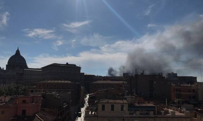 Συναγερμός στη Ρώμη - Μαύροι καπνοί «έπνιξαν» το Βατικανό (pics+vid)