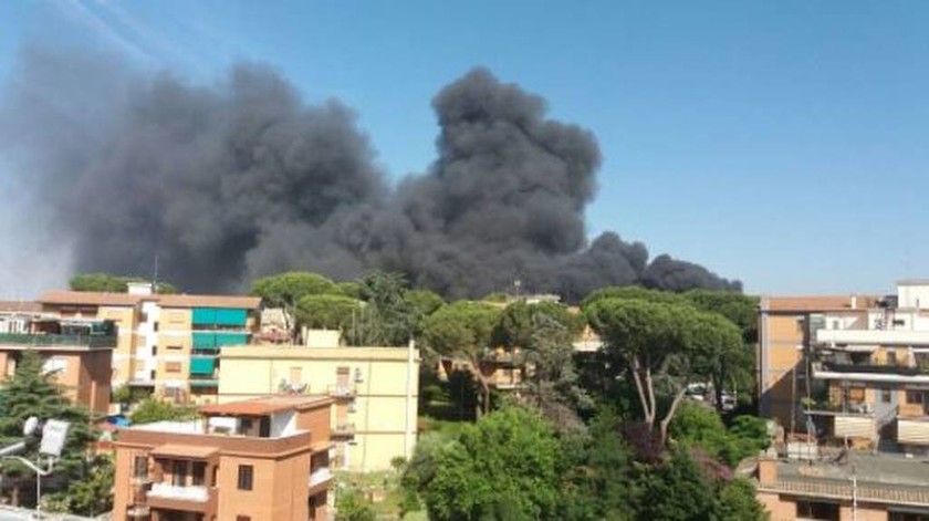 Συναγερμός στη Ρώμη - Μαύροι καπνοί «έπνιξαν» το Βατικανό (pics+vid)