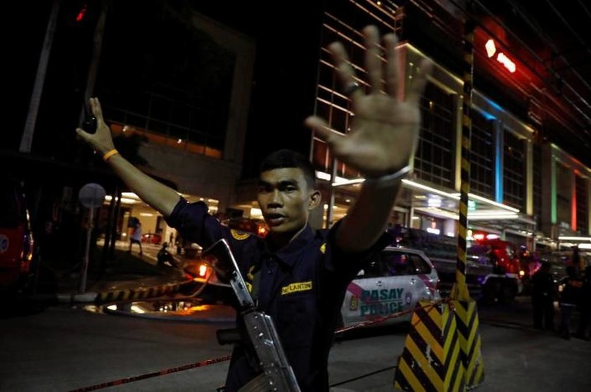 Μακελειό Φιλιππίνες: Ανθρωποκυνηγητό για πιθανό συνεργό το δολοφόνου (Pics+Vids)