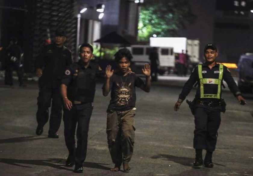 Μακελειό Φιλιππίνες: Ανθρωποκυνηγητό για πιθανό συνεργό το δολοφόνου (Pics+Vids)