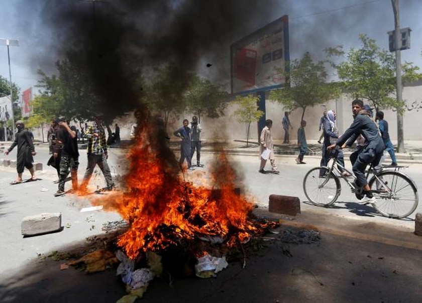 Ένταση στην Καμπούλ μετά το μακελειό: Τέσσερις νεκροί στη διάρκεια διαδήλωσης (pics)