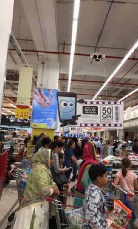 Σκηνές πανικού στο Κατάρ: Ουρές στα σούπερ μάρκετ - Αδειάζουν τα ράφια (pics)