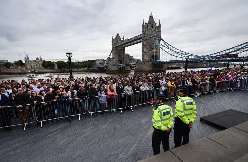 Επίθεση Λονδίνο: Συγκίνηση και πόνος στη συγκέντρωση μνήμης των θυμάτων (Pics)