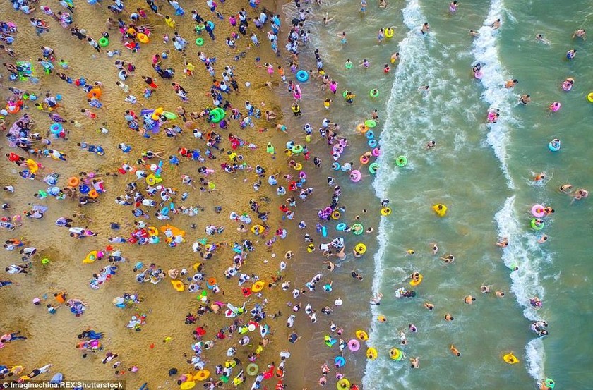 Πώς θα ήταν να κολυμπάτε στην ίδια παραλία μαζί με άλλους 200.000 ανθρώπους; (photos)