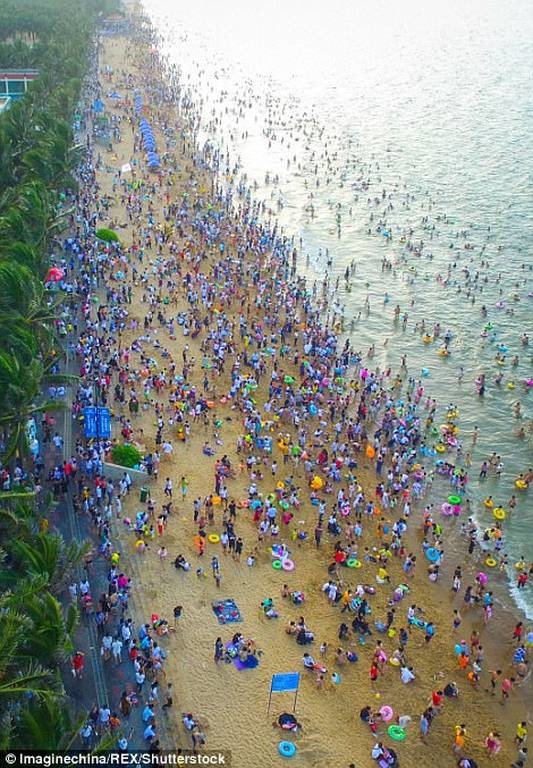 Πώς θα ήταν να κολυμπάτε στην ίδια παραλία μαζί με άλλους 200.000 ανθρώπους; (photos)