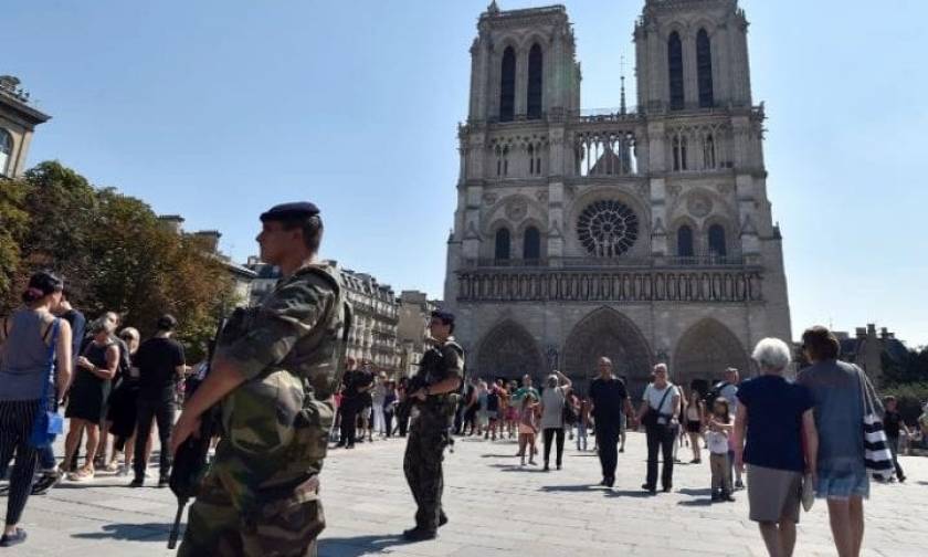 Συναγερμός στη Γαλλία: Πυροβολισμοί στην Παναγία των Παρισίων (pics+vids)