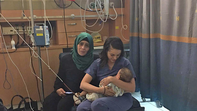 Συγκλονίζει Ισραηλινή νοσοκόμα: Θηλάζει μωρό Παλαιστίνιας για να το σώσει (pic)