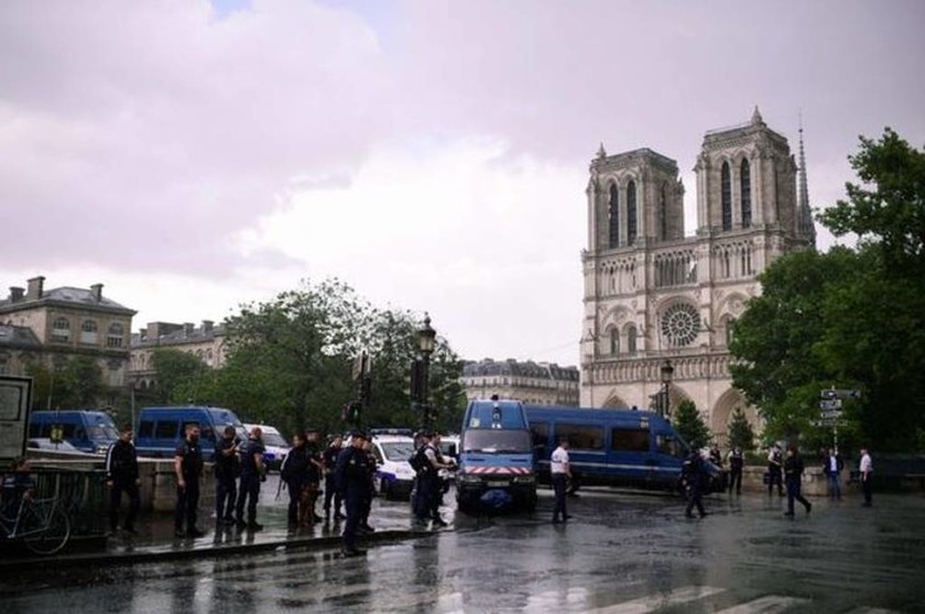Επίθεση Παρίσι: «Αυτό είναι για τη Συρία» φώναζε ο δράστης που επιτέθηκε σε αστυνομικό (pics+vid)