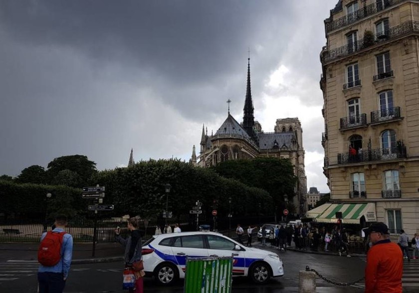 Επίθεση Παρίσι: «Αυτό είναι για τη Συρία» φώναζε ο δράστης που επιτέθηκε σε αστυνομικό (pics+vid)
